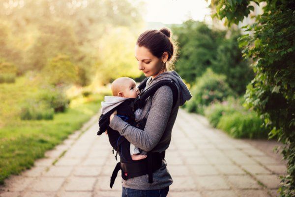 Tips Gendong Bayi yang Benar Sesuai  Usia