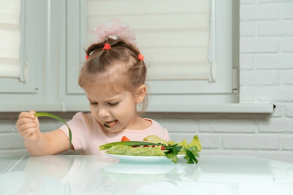 Mengapa Anak Sering Melepeh Makanan