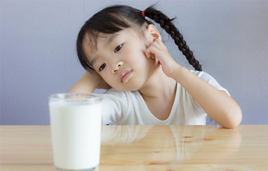 Sikecil Alergi Terhadapn Susu Sapi? Penyebab dan Solusinya, Ayo Simak!
