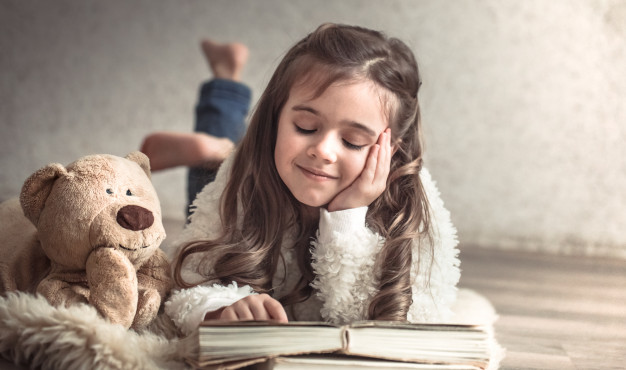 6 Cara Mengajak Si Kecil Kembali Membaca Buku Usai Screen Time
