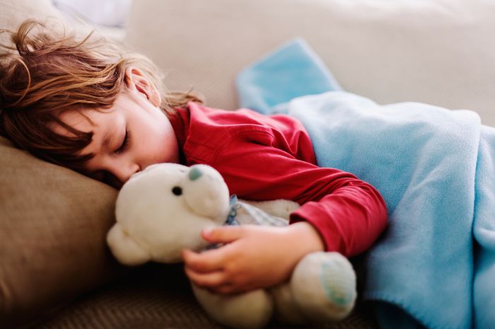 Si Kecil Tak Mau Tidur Siang? Yuk, Coba Tips dari Pakar Ini Moms!