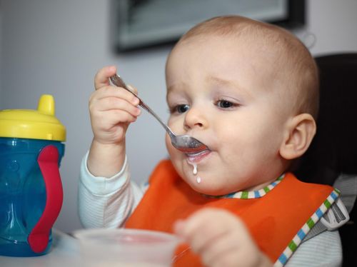 Ingat! Di Usia Satu Tahun ke Atas, Makanan si Kecil Tak Perlu Diblender