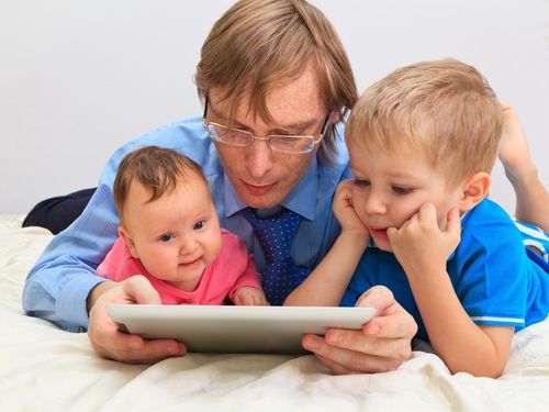 Terlambat Bicara Menghantui Jika Bayi Sering Main Gadget