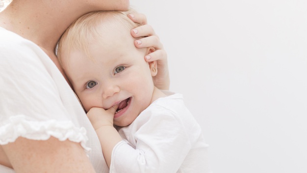 Penelitian Menunjukkan Memeluk Bayi Dapat Mengubah DNA. Kok Bisa?