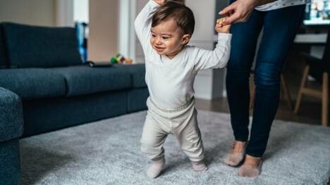 Bayi Melewati Fase Merangkak dan Langsung Berjalan, Mengapa?