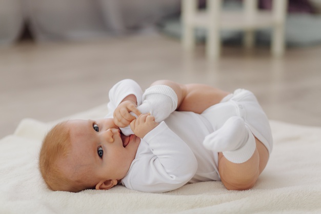 Bayi Jarang Menangis, Apakah Ini Normal?