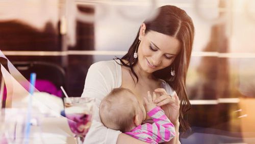 4 Alasan Sebaiknya Hindari Pakai Botol Dot Saat Memberi ASI Perah pada Bayi