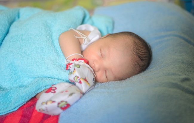 Haruskah Bayi Baru Lahir Menggunakan Sarung Tangan Setiap Saat?