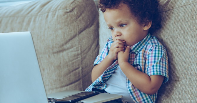 Ini Caranya Agar Anak Tak Mengganggu Gadget Anda