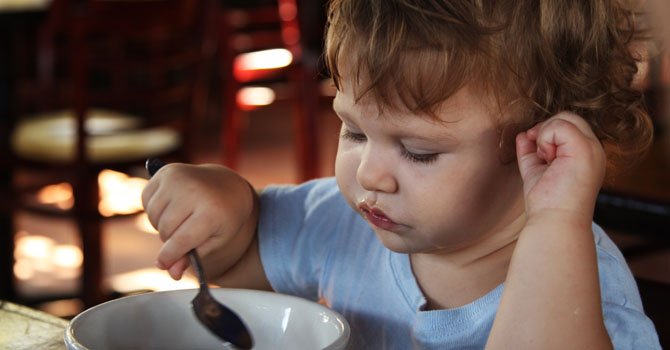 6 Aturan Makan yang Harus Anda Terapkan pada Anak