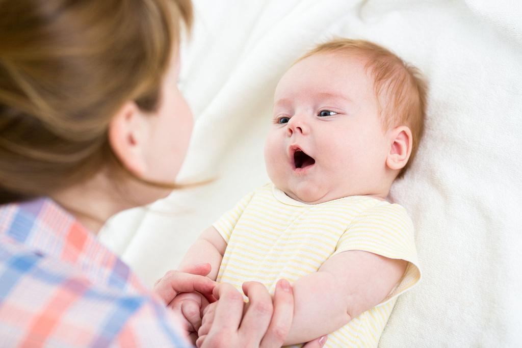 Mengenal Cooing, Tahap Awal Bicara kepada Bayi