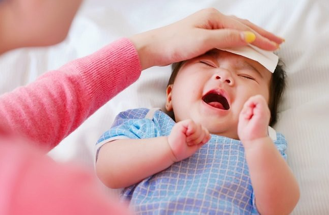 Jangan Panik, Kepala Bayi Panas Belum Tentu Demam