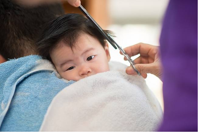 Moms, Ini Cara Mencukur Rambut Bayi yang Aman