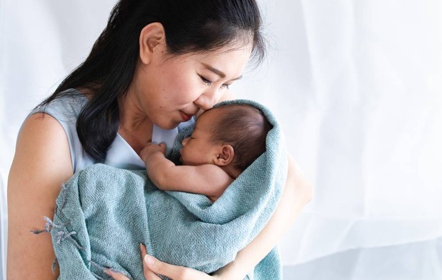 Perbedaan Cara Merawat Kulit Bayi Baru Lahir dengan Usia 6 Bulan ke Atas