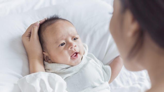 Perkembangan Bayi 1 Bulan yang Wajar Menurut Dokter Anak
