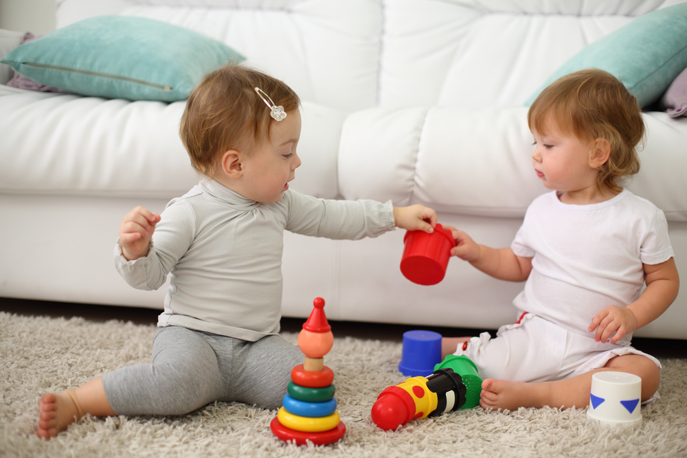 4 Alasan Sebaiknya Moms Tidak Memaksa Anak Berbagi