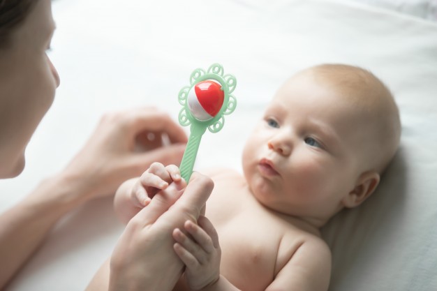 8 Mainan Terbaik untuk Perkembangan Sensorik dan Motorik Newborn