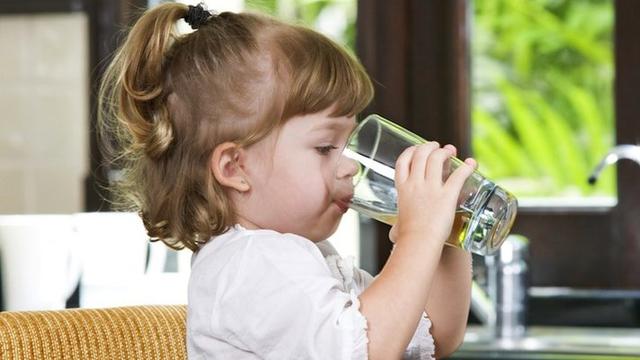 6 Alasan Balita Harus Cukup Minum