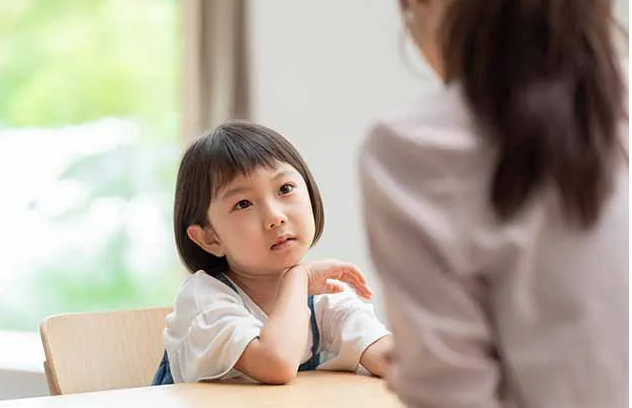 Tips Membicarakan Topik Sensitif Kepada Anak