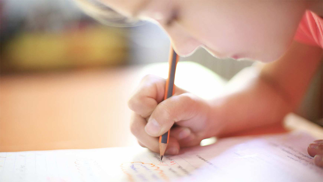 Tips Mengajarkan Anak Menulis