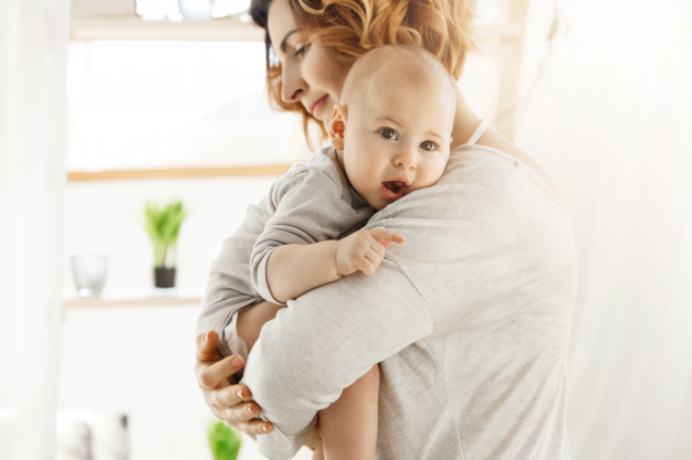 Bedanya Gumoh dan Muntah pada Bayi