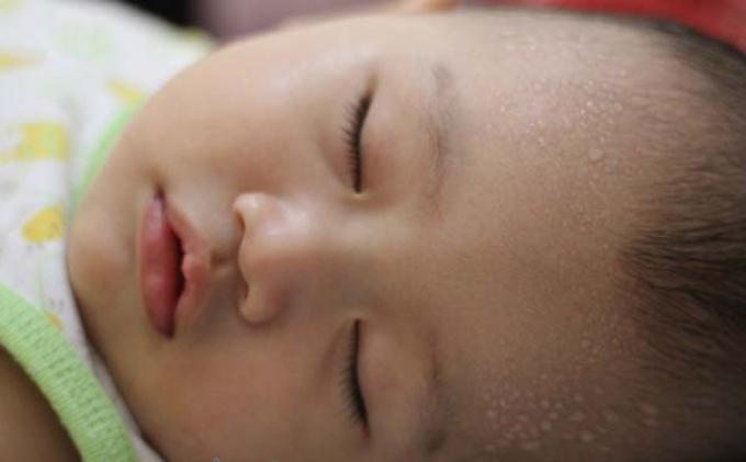 Bayi Berkeringat Saat Tidur, Normalkah?
