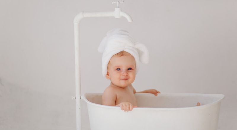 5 Cara Mengatasi Bayi Takut Mandi, Menyenangkan dan Anti Trauma