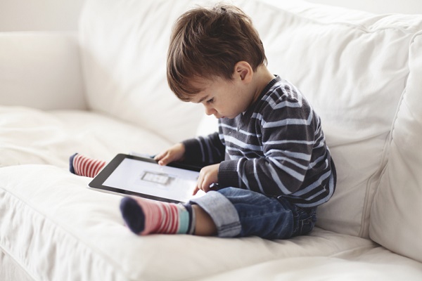 Seringkali Terjadi, Begini Pengaruh Buruk Gadget pada Si Kecil