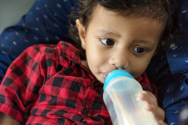 5 Cara Menyapih Anak dari Botol Dot, Gampang Banget!