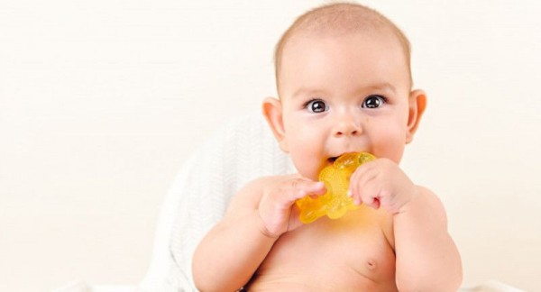 Bayi Memasukkan Benda ke Mulut, Haruskah Dilarang?