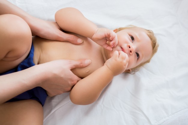 Ketahui Beragam Manfaat Pijat Bayi