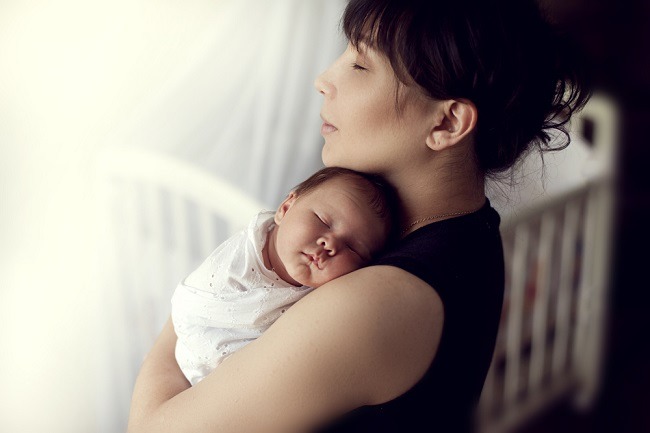 Benarkah Terlalu Sering Digendong Membuat Bayi Bau Tangan?
