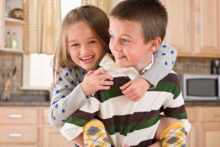 Cara Mendidik Anak Pertama agar Menjadi Kakak yang Baik