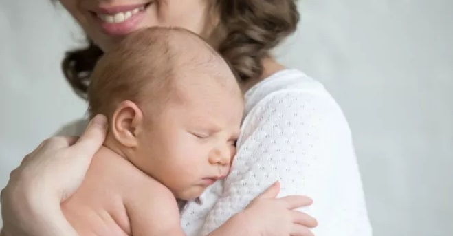 Bayi Baru Lahir, Kapan Boleh Membawanya ke Luar Rumah?