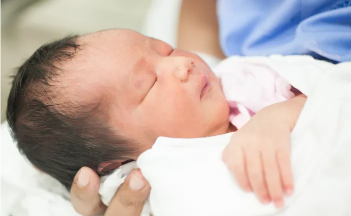 Cara Merawat Bayi Baru Lahir yang Perlu Diketahui Moms Baru