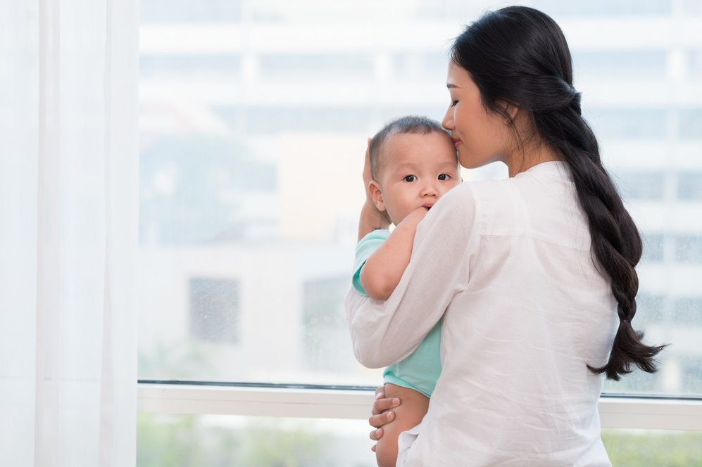Kenapa Bayi Selalu ingin Digendong dan Bagaimana Mengatasinya?