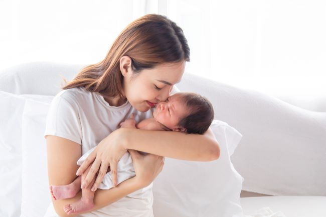 Moms, Jangan Biarkan Orang Lain Asal Cium Bayi Baru Lahir