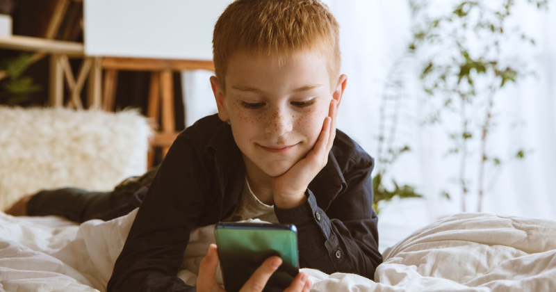 7 Alasan Mengapa Paparan Gadget Sebabkan Tantrum pada Anak