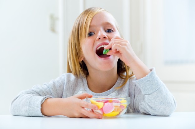 Bahaya selalu memberi makan manis pada sikecil