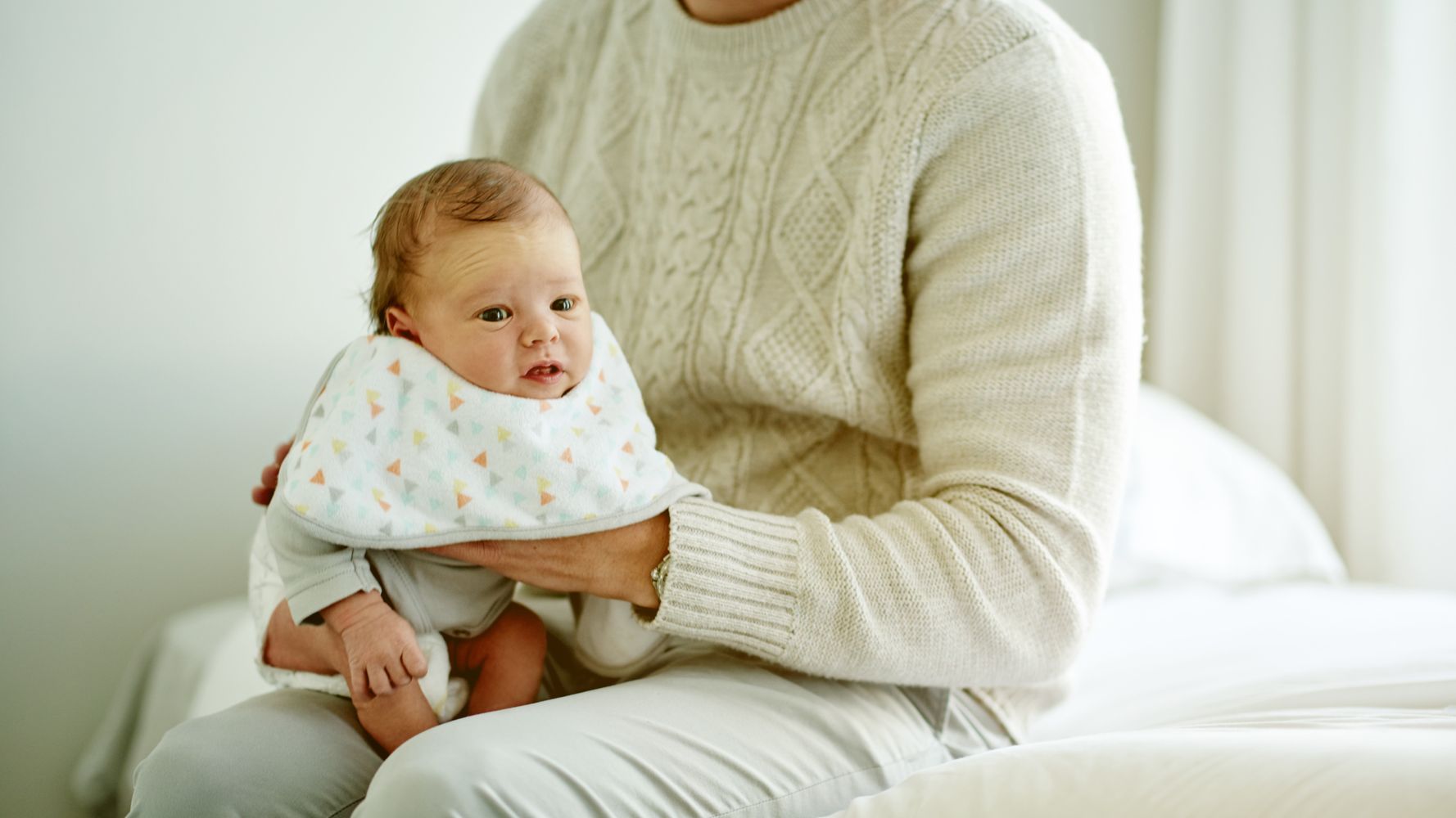 Cara Menyendawakan Bayi Dengan Tepat