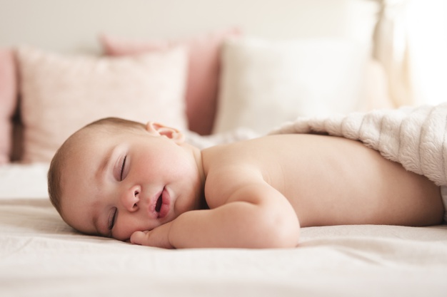 Simak! Alasan Medis Bayi Baru Lahir Tak Boleh Tidur Tengkurap
