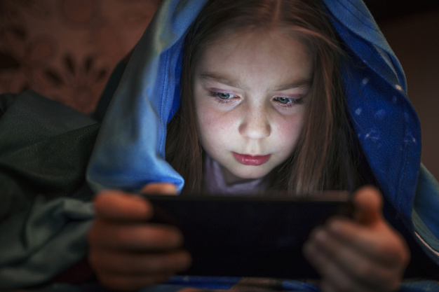 Ketahui Bahaya Blue Light untuk Kesehatan Mata Anak
