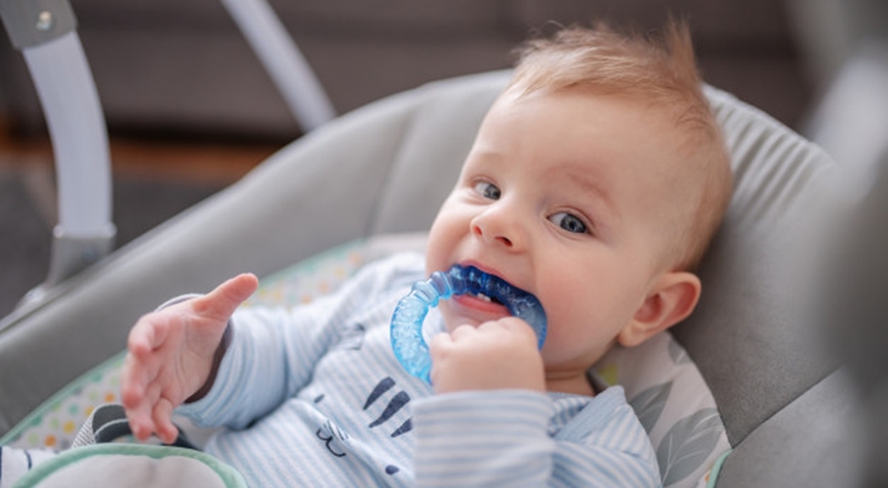 5 Hal yang Perlu Diperhatikan saat Bayi Menggunakan Teether