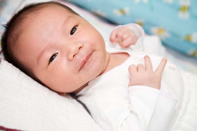 Bayi 2 Bulan, Merespons dengan Senyuman