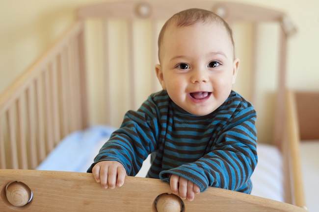 Ini Pertolongan Saat Bayi Jatuh dari Tempat Tidur