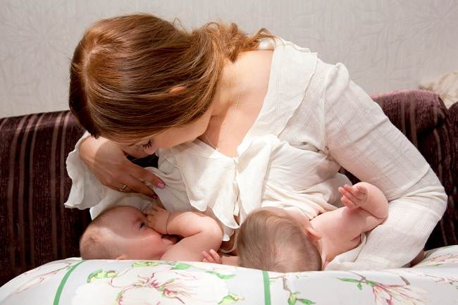 Mom, Ini 6 Tips Sukses Melakukan Tandem Nursing atau Menyusui Dua Anak Sekaligus