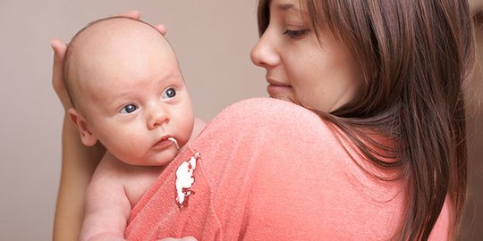 Penyebab Bayi Muntah Setelah Minum ASI dan Solusinya