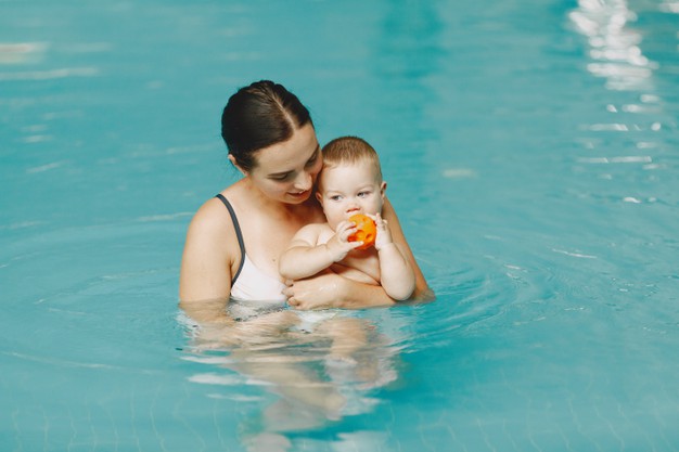 8 Manfaat Berenang bagi Perkembangan Bayi, Bisa Meningkatkan Fungsi Kognitif!
