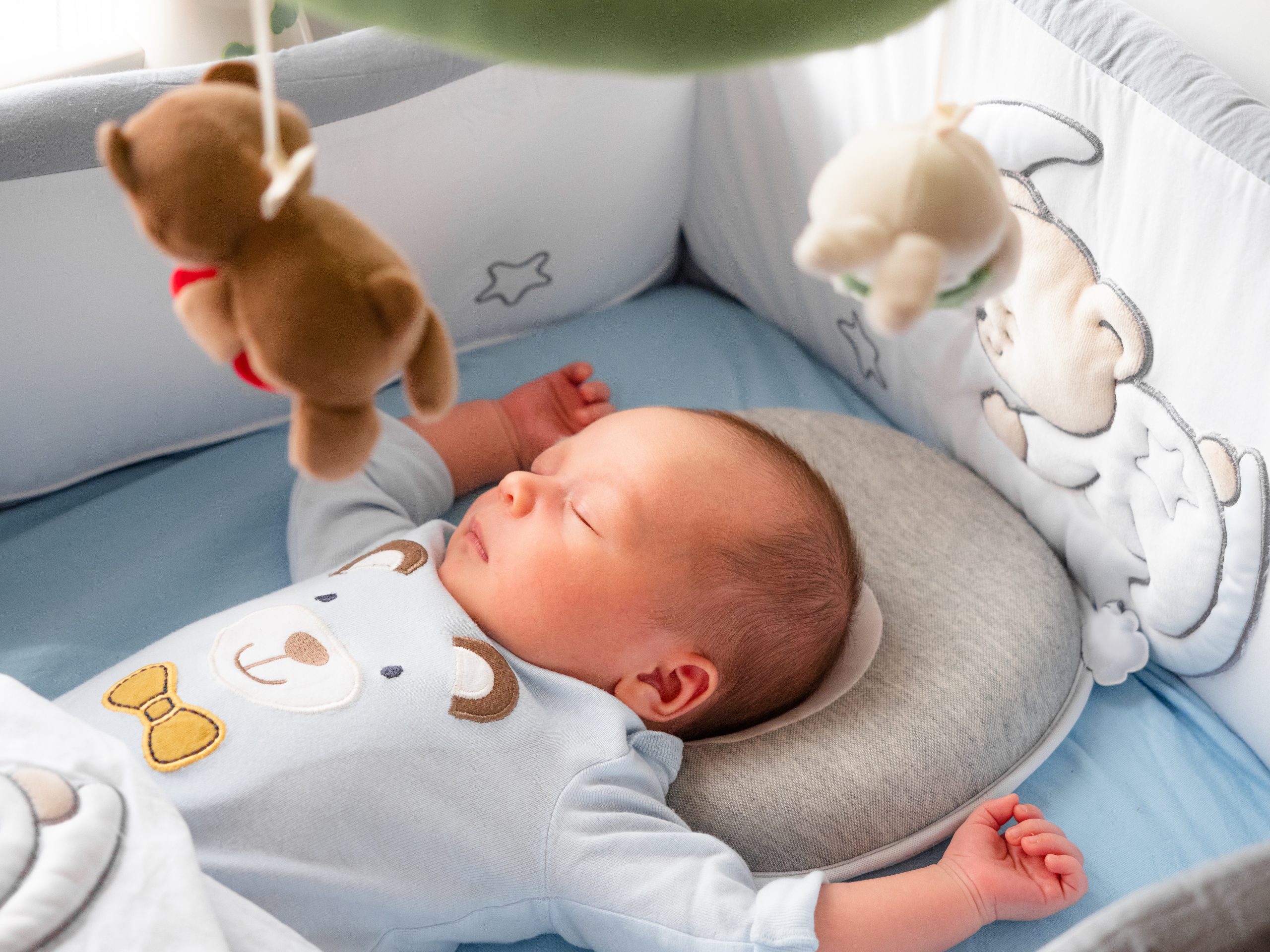 Perlukah Menggunakan Bantal Untuk Bayi Baru Lahir?
