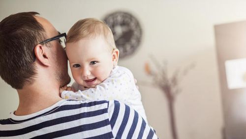Tak Bikin 'Bau Tangan', Justru Ini Manfaat Sering Mendekap Bayi